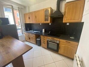 Een koelkast, een microgolfoven, een oven, een kookplaat