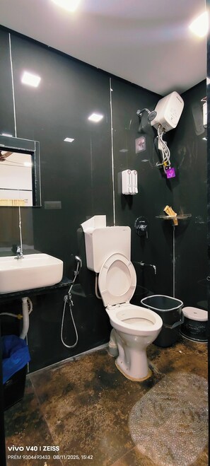 Ducha, secador de pelo, jabón, shampoo