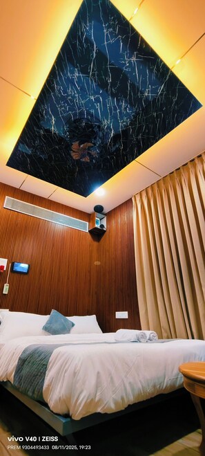 Deluxe Room | Desk