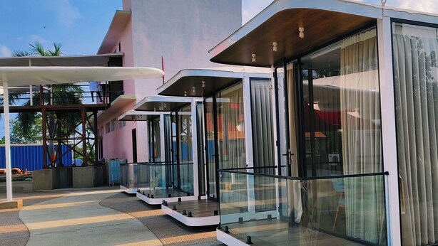 Un edificio moderno con grandes ventanales y un diseño arquitectónico singular.