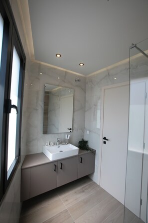 Luxury Comfort Studio | Bathroom | Shower, free toiletries, hair dryer, towels - Bedspot Heraklion (Heraklion)