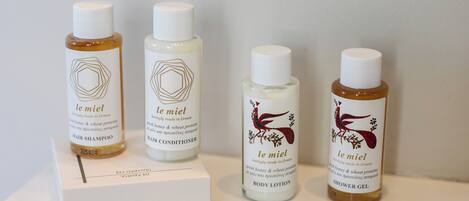 Coffre-fort, rideaux dâobscurcissement, fer et planche Ă repasser