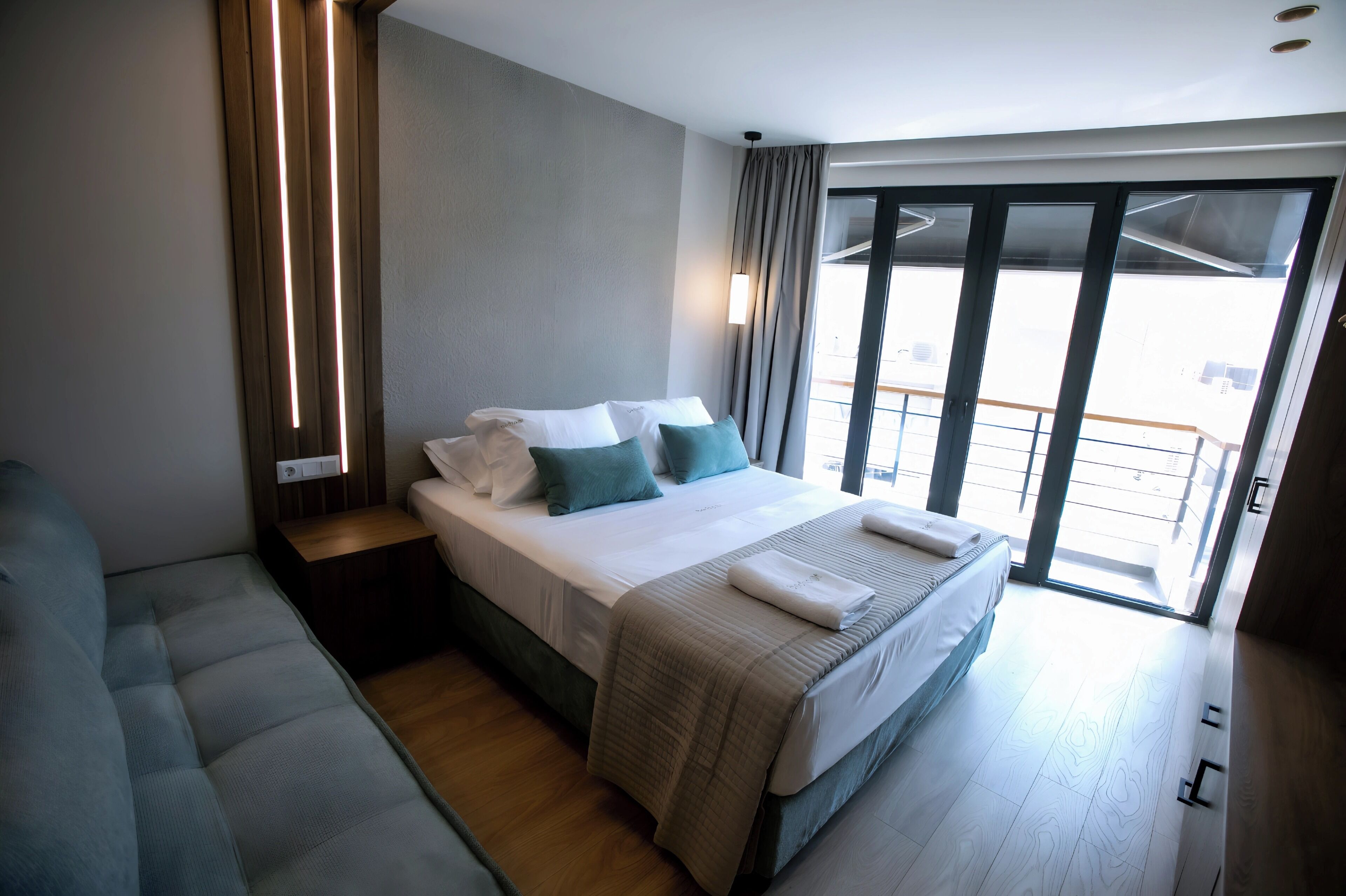 Luxury Spot A City Balcony Retreat | Pengeskab på værelset, mørklægningsgardiner, strygejern/strygebræt