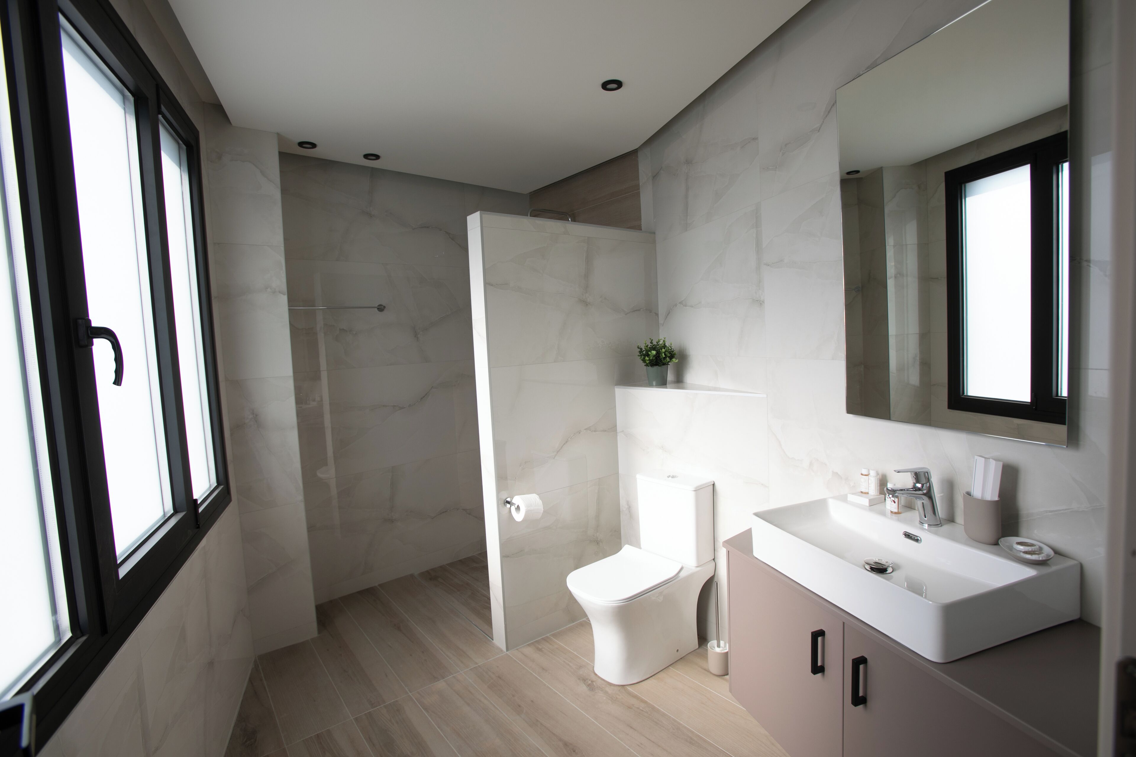 Luxury Spot F - Signature Terrace Suite | Badeværelse | Bruser, gratis toiletartikler, hårtørrer, håndklæder