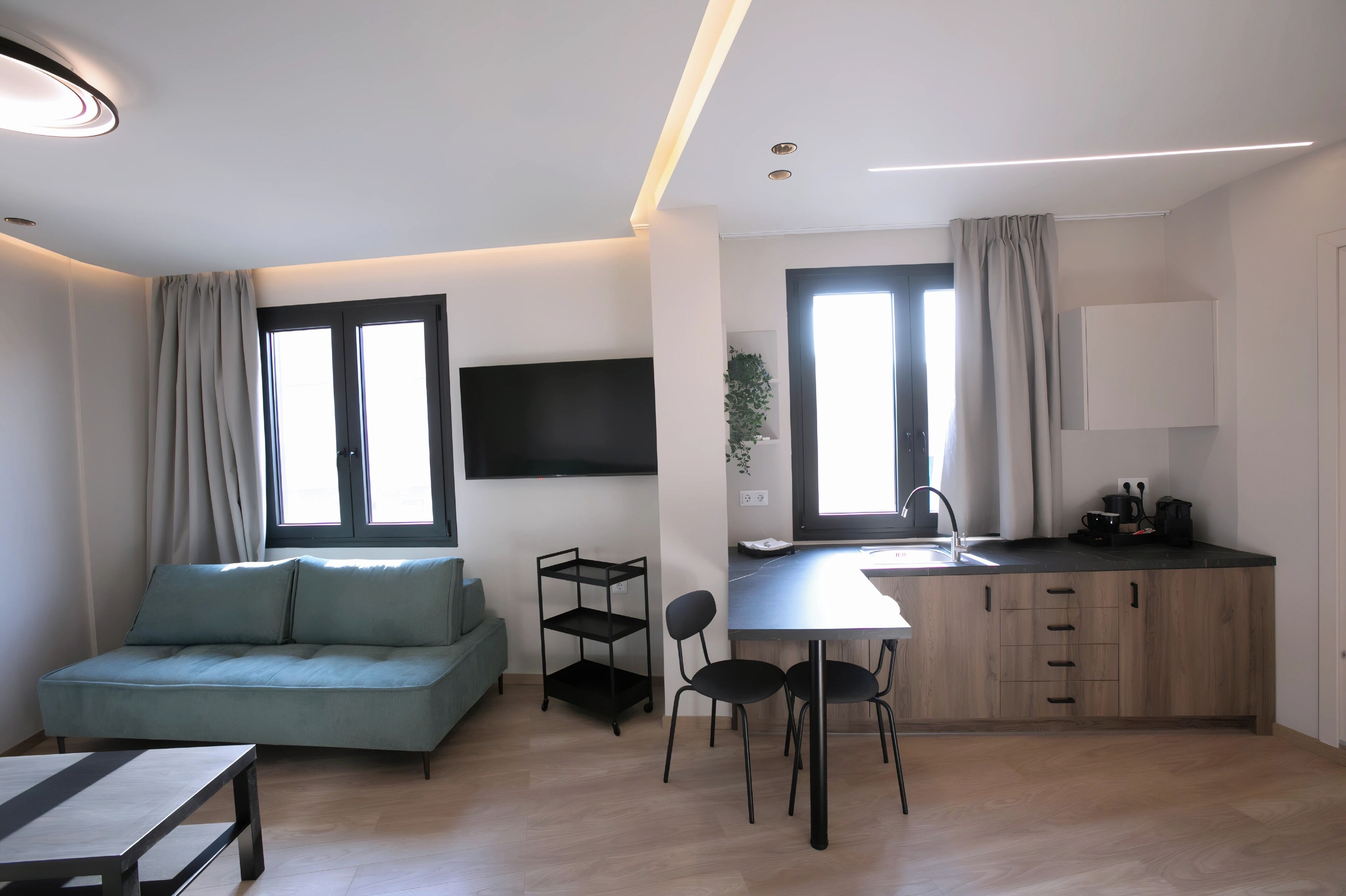 Luxury Spot F - Signature Terrace Suite | Caja fuerte, cortinas opacas, tabla de planchar con plancha