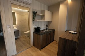 Luxury Spot D & E - Comfort Studio | In-room safe, blackout curtains, iron/ironing board, free WiFi