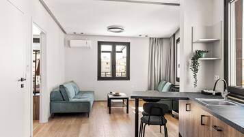 Luxury Signature Terrace Suite | Tallelokero huoneessa, pimennysverhot, äänieristys, silitysrauta/-lauta