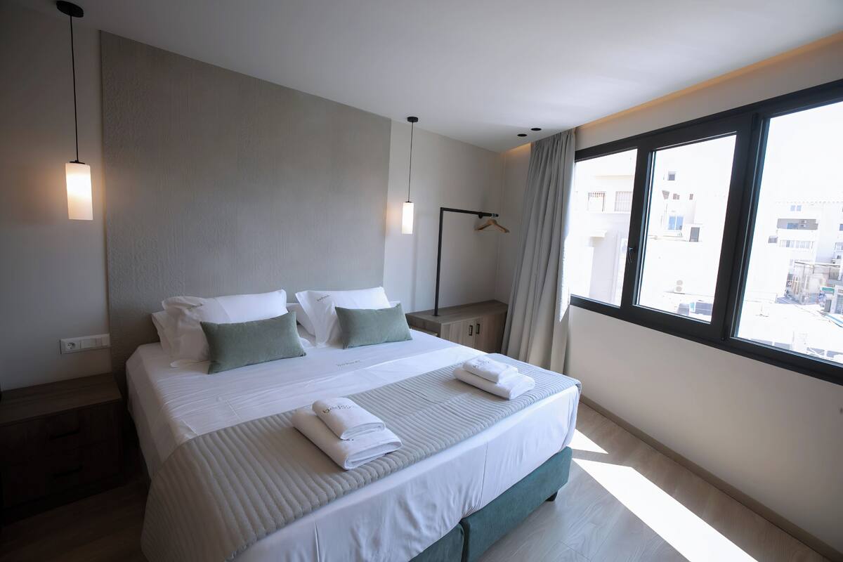 Luxury Comfort Studio | In-room safe, blackout curtains, soundproofing, iron/ironing board