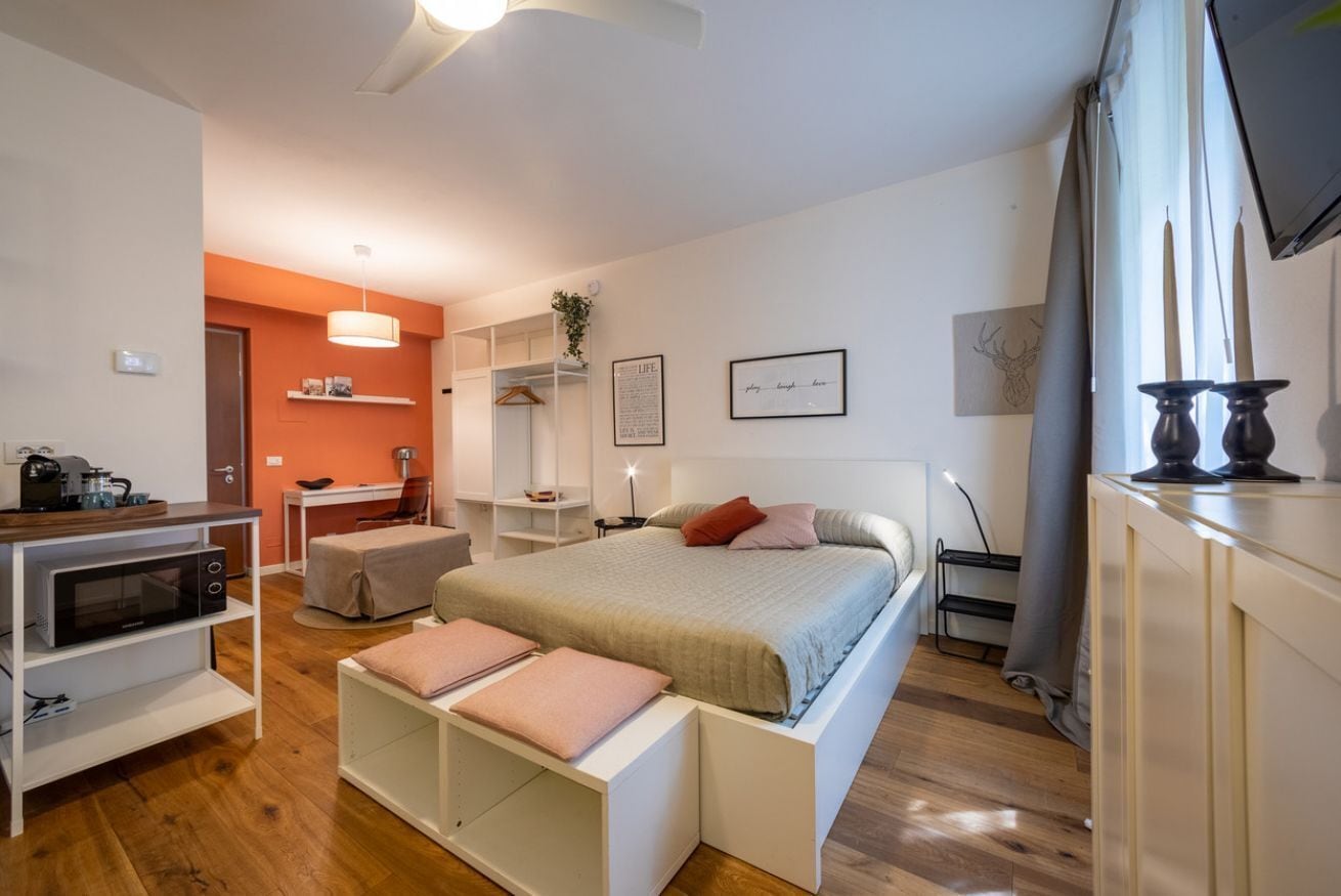 1 bedroom, bed sheets