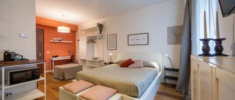 1 bedroom, bed sheets