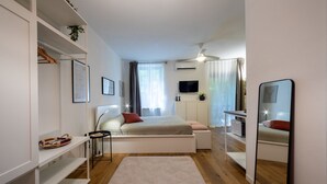 A modern bedroom with a bed, bedside tables, a mirror, and a wardrobe. - Romantic loft with private garden | Self check-in (Verona)