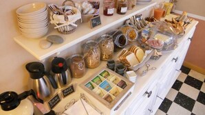 Bữa sáng buffet hàng ngày với phụ phí nhỏ 