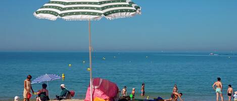 In Strandnähe, weißer Sandstrand