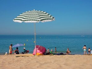 Pantai di sekitar dan pasir putih