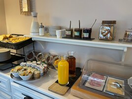 Se ofrece un desayuno bufé (10 EUR por persona)