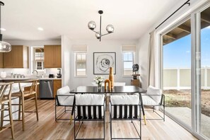 Casa (3 Bedrooms) | Zona de menjador de l'habitació