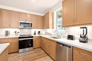 House (3 Bedrooms) | Private kitchen | Microwave, oven, coffee/tea maker, highchair