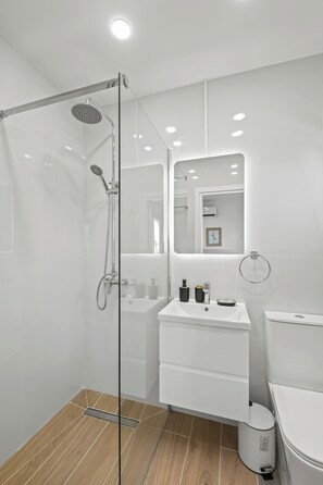 シャワー、ヘアドライヤー、タオル