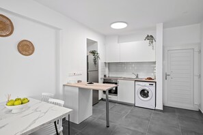 Four à micro-ondes, un four, surface de cuisson, cafetière-théière
