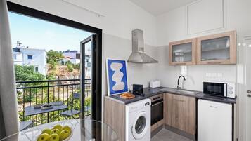 Frigorífico, microondas, horno y placa de cocina