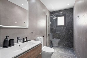 Douche, sèche-cheveux, serviettes fournies