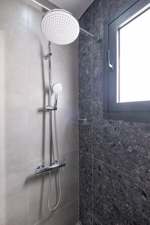 Douche, sèche-cheveux, serviettes fournies
