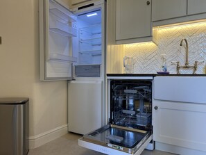 Kjøleskap, mikrobølgeovn, ovn og kokeplater