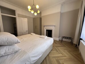 4 habitaciones, tabla de planchar con plancha, cuna de viaje y wifi 