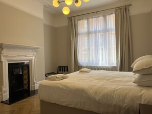 5 chambres, fer et planche à repasser, lit de bébé portatif, Wi-Fi