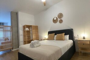 1 chambre, fer et planche à repasser