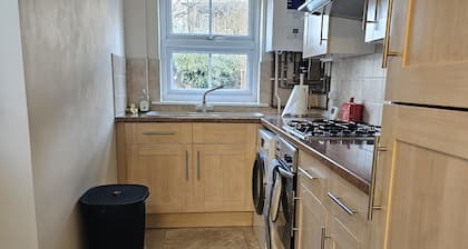 Well-located House with Patio and parking -Croxley Green- Easy access to London