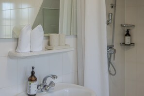 Shower, hair dryer, soap - Primera - Primera - charming maisonette in the heart of Keitum (Sylt)