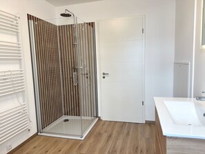 Shower, hair dryer, towels - Harbor master Björn - Spacious living above the rooftops of Sassnitz (Sassnitz)