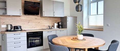 Coffee/tea maker, fridge, microwave, oven