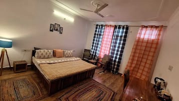 Deluxe Room | Iron/ironing board, free WiFi