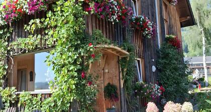 Room 'Zirbengeist' with Mountain View, Shared Garden and Wi-Fi