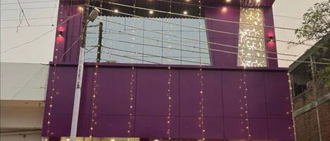 Πρόσοψη καταλύματος