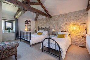 5 Schlafzimmer, Schreibtisch, Bügeleisen/Bügelbrett, Reisekinderbett