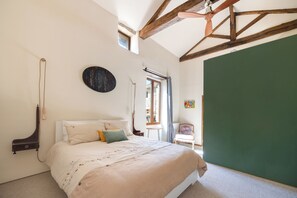 5 Schlafzimmer, Schreibtisch, Bügeleisen/Bügelbrett, Reisekinderbett