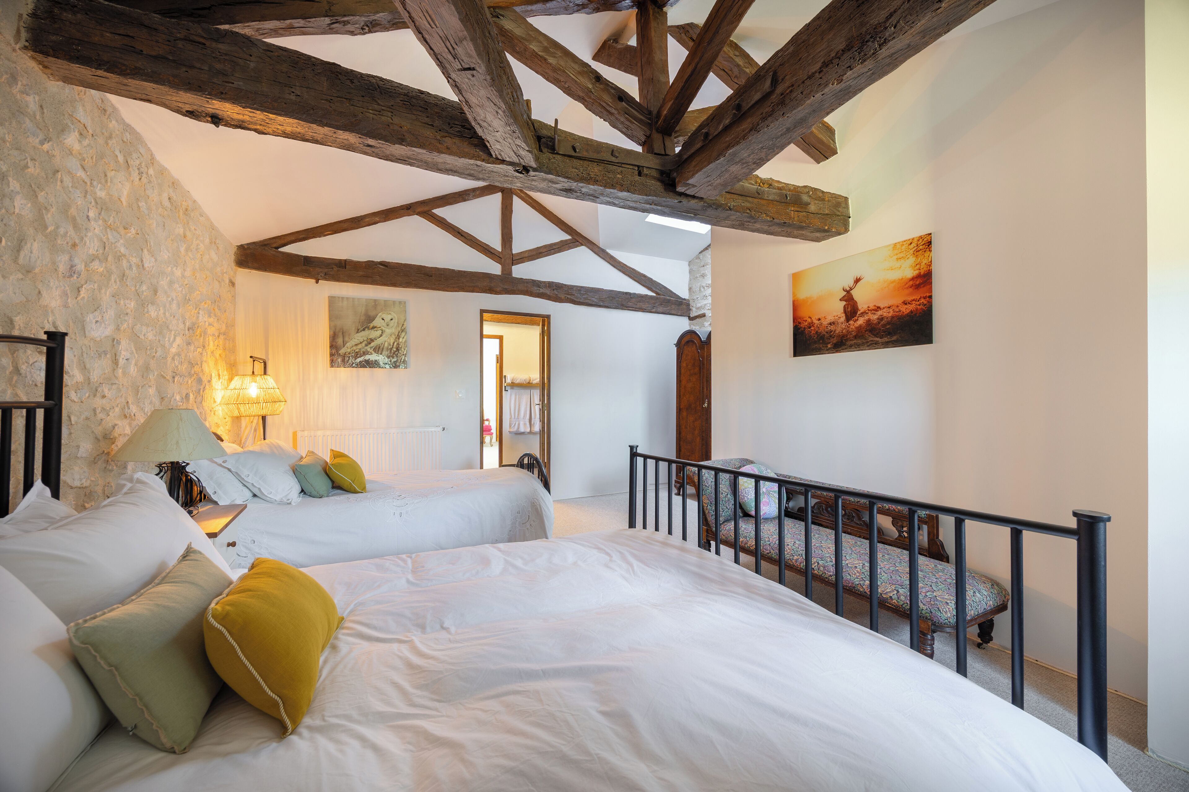 5 chambres, bureau, fer et planche à repasser, lit parapluie