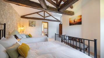 5 makuuhuonetta, työpöytä, silitysrauta/-lauta, vauvan matkasänky