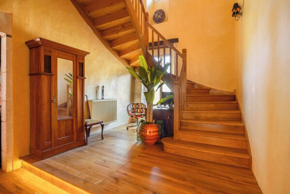 Interior - Mas Combefa, a haven of serenity between history and nature. (Combefa)