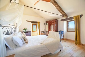 5 bedrooms, desk, iron/ironing board, travel cot