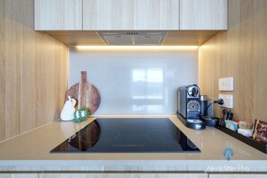 Frigorífic, microones, forn i placa de cuina