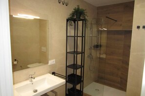 Shower, towels - Travel Habitat Patraix Suite with Terrace (València)