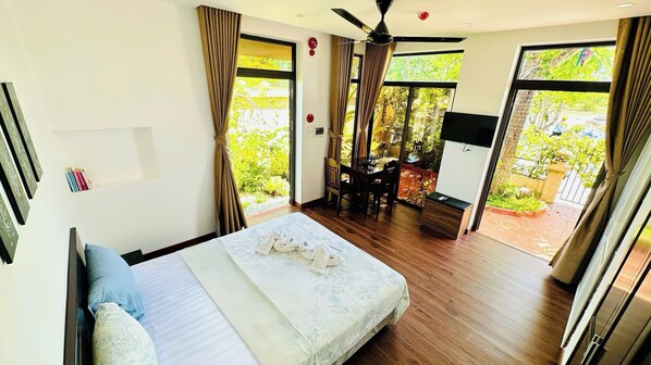 Family Villa, Garden View | Desk, free WiFi