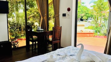 Deluxe-villa - udsigt til have | Skrivebord, gratis Wi-Fi