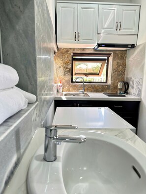 Deluxe Villa, Garden View | Private kitchen | Fridge, stovetop, cookware/dishes/utensils