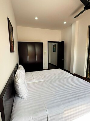 Family Villa, Pool View | Desk, free WiFi