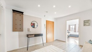2 soverom, skrivebord, strykejern/-brett og reiseseng for barn